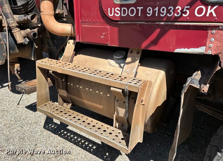 image for item OM9484 1991 Freightliner  FLD112 vacuum truck