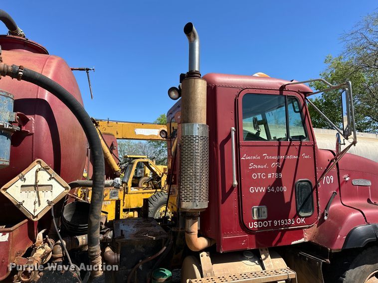 image for item OM9484 1991 Freightliner  FLD112 vacuum truck