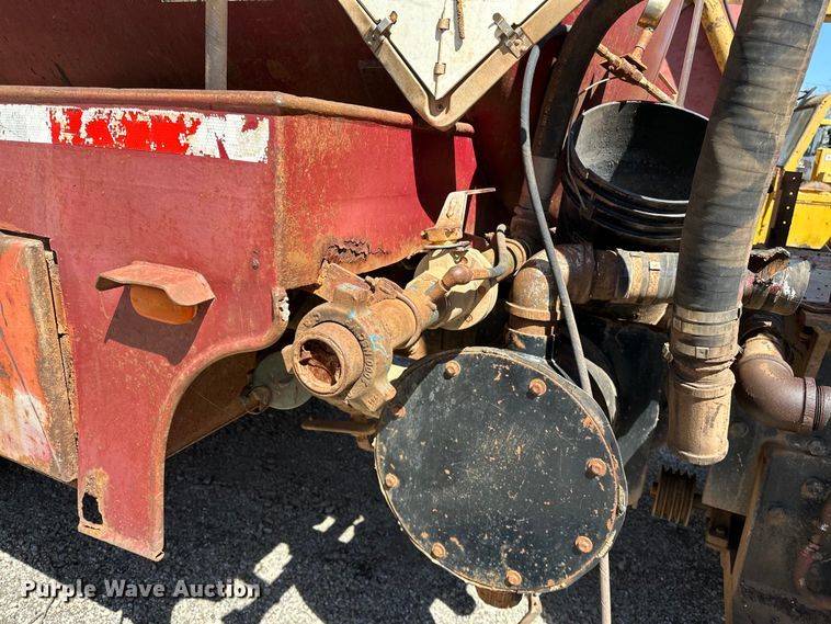 image for item OM9484 1991 Freightliner  FLD112 vacuum truck