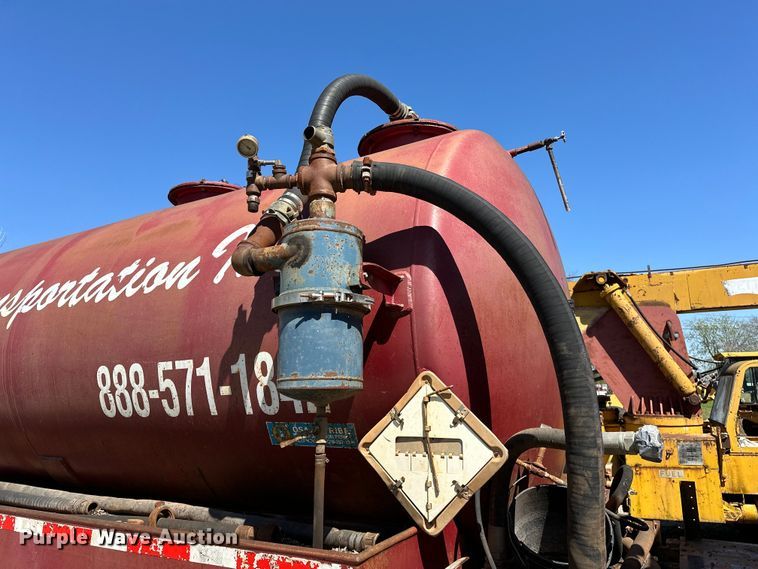 image for item OM9484 1991 Freightliner  FLD112 vacuum truck