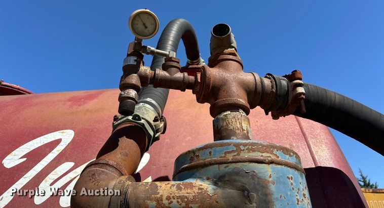 image for item OM9484 1991 Freightliner  FLD112 vacuum truck