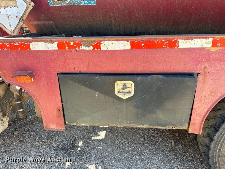 image for item OM9484 1991 Freightliner  FLD112 vacuum truck