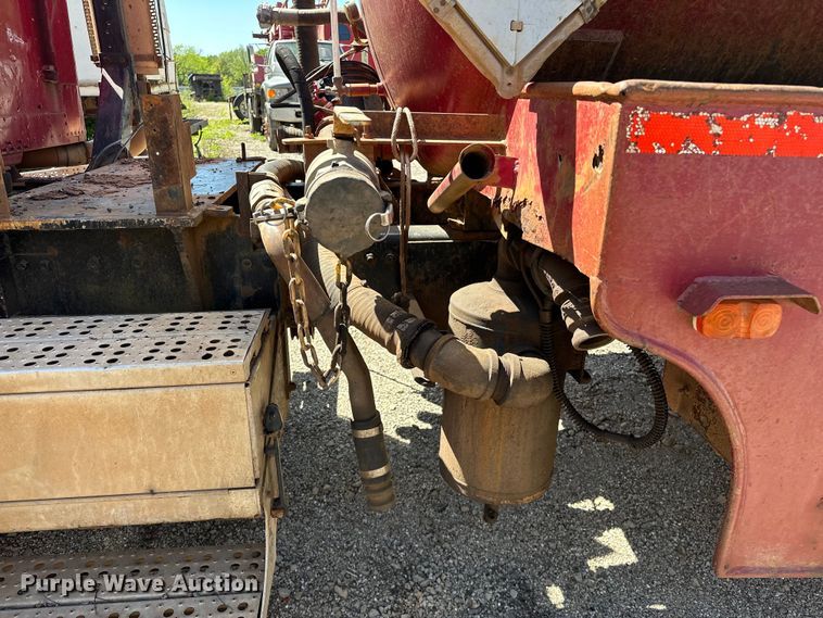 image for item OM9484 1991 Freightliner  FLD112 vacuum truck