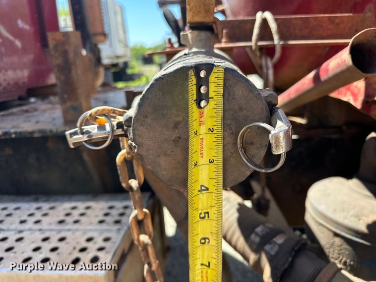 image for item OM9484 1991 Freightliner  FLD112 vacuum truck