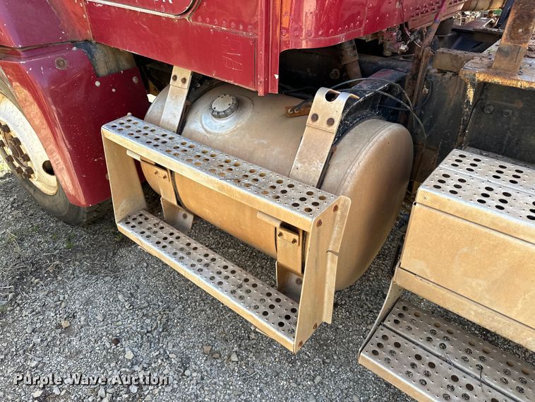 image for item OM9484 1991 Freightliner  FLD112 vacuum truck