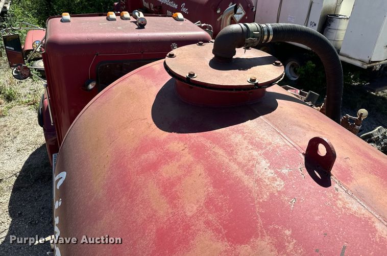 image for item OM9484 1991 Freightliner  FLD112 vacuum truck