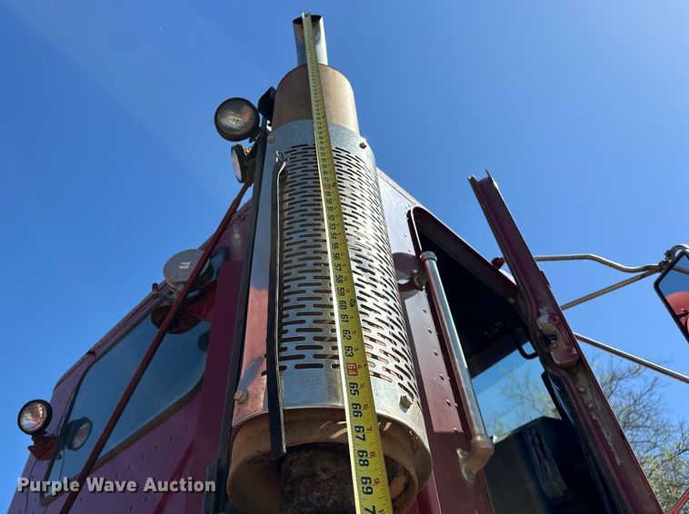 image for item OM9484 1991 Freightliner  FLD112 vacuum truck