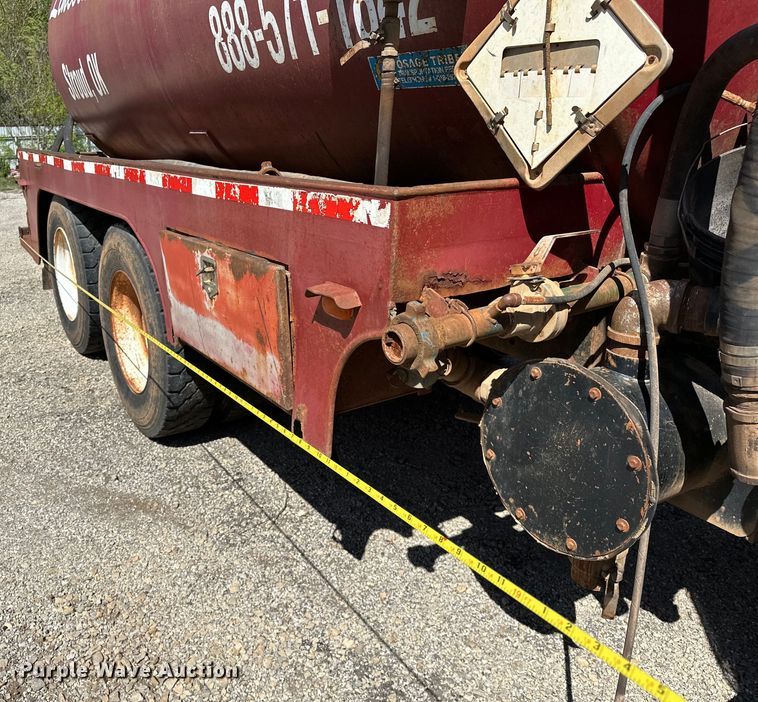 image for item OM9484 1991 Freightliner  FLD112 vacuum truck