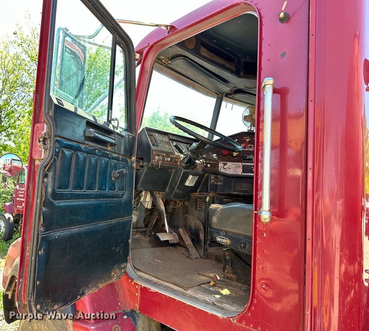 image for item OM9484 1991 Freightliner  FLD112 vacuum truck