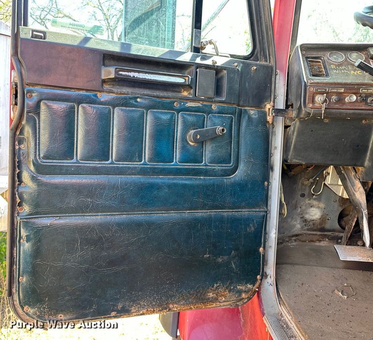 image for item OM9484 1991 Freightliner  FLD112 vacuum truck