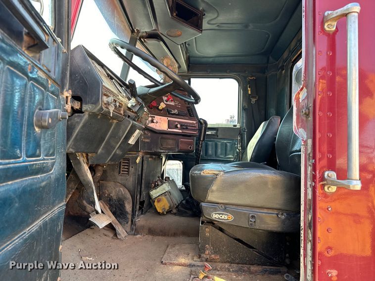 image for item OM9484 1991 Freightliner  FLD112 vacuum truck