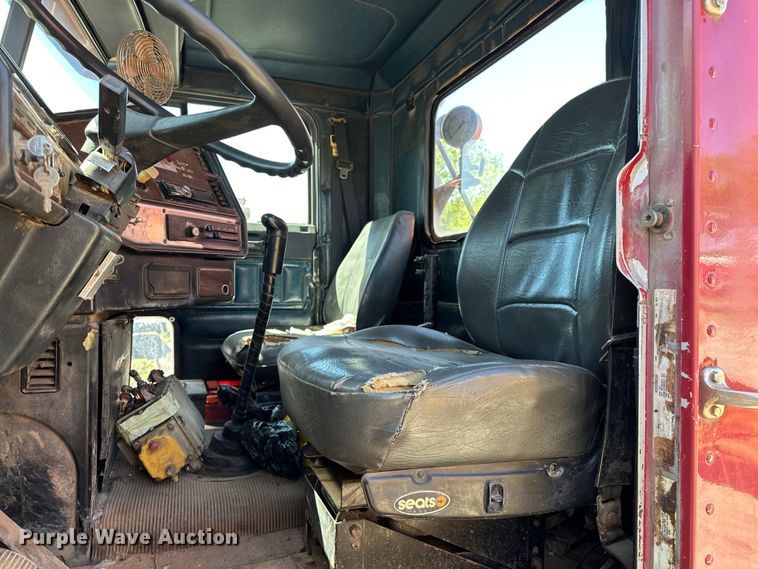 image for item OM9484 1991 Freightliner  FLD112 vacuum truck