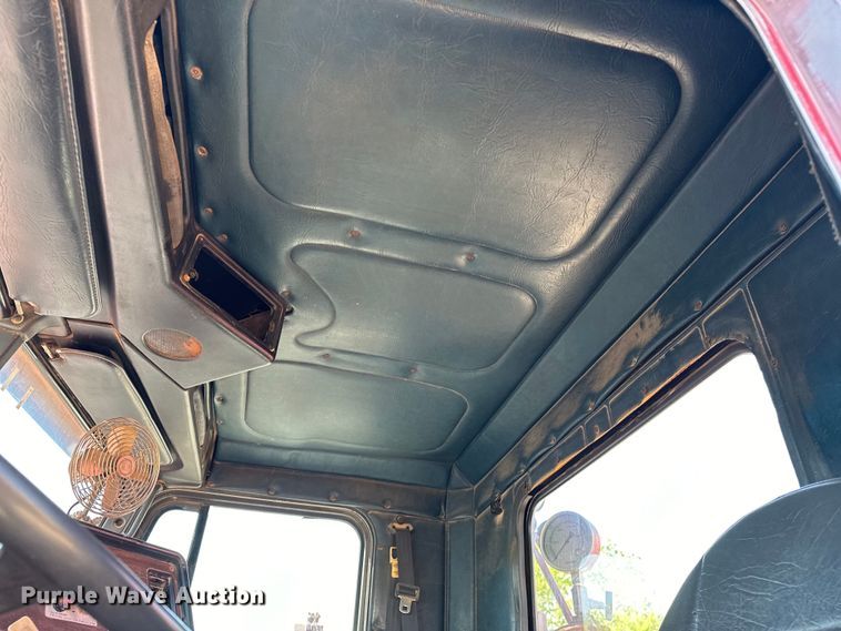 image for item OM9484 1991 Freightliner  FLD112 vacuum truck