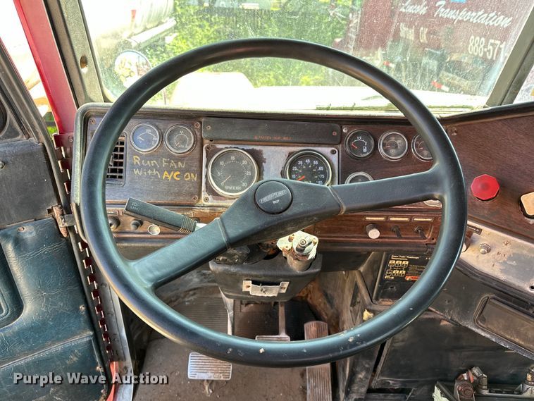 image for item OM9484 1991 Freightliner  FLD112 vacuum truck