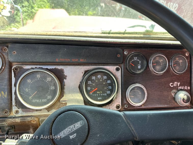 image for item OM9484 1991 Freightliner  FLD112 vacuum truck