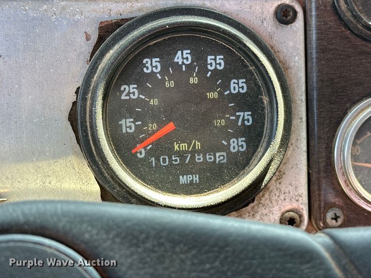 image for item OM9484 1991 Freightliner  FLD112 vacuum truck