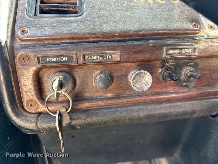 image for item OM9484 1991 Freightliner  FLD112 vacuum truck