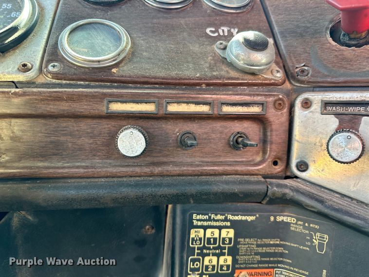 image for item OM9484 1991 Freightliner  FLD112 vacuum truck