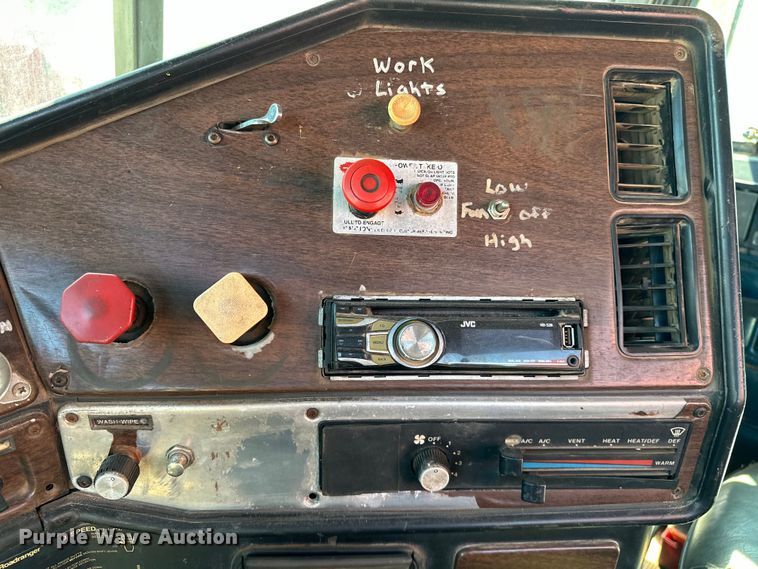 image for item OM9484 1991 Freightliner  FLD112 vacuum truck