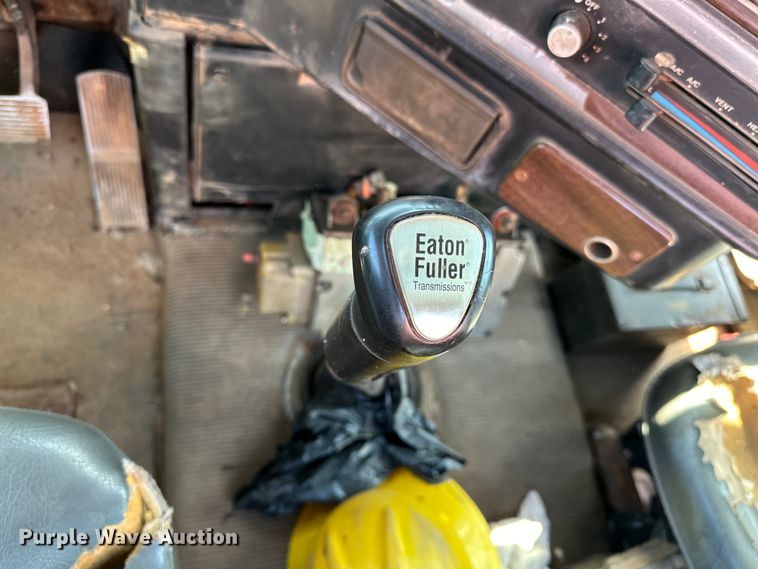 image for item OM9484 1991 Freightliner  FLD112 vacuum truck