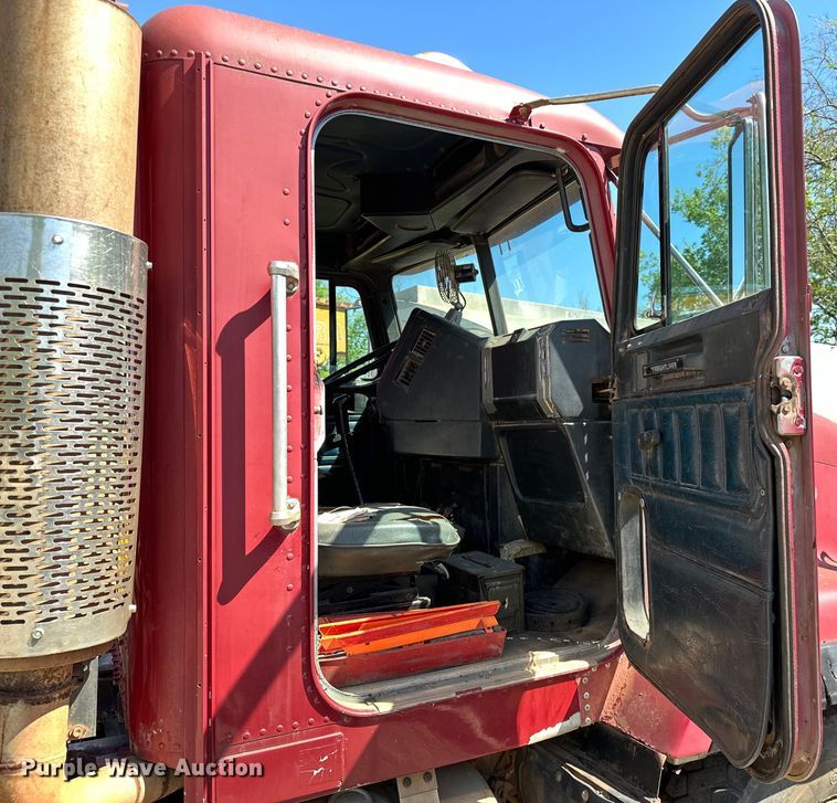 image for item OM9484 1991 Freightliner  FLD112 vacuum truck