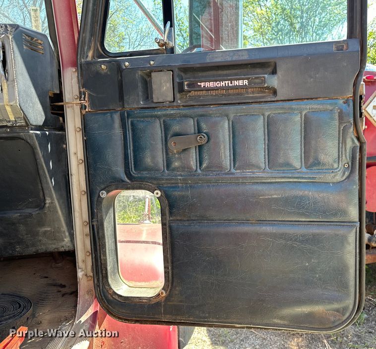 image for item OM9484 1991 Freightliner  FLD112 vacuum truck