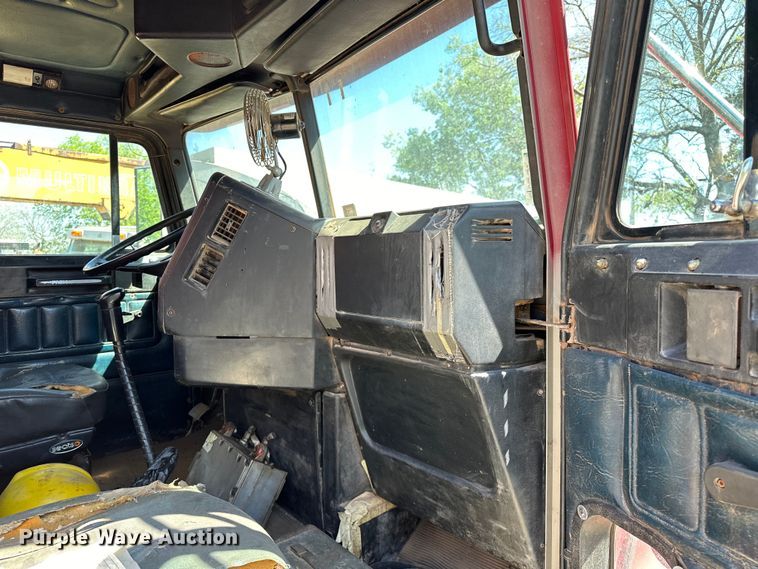 image for item OM9484 1991 Freightliner  FLD112 vacuum truck