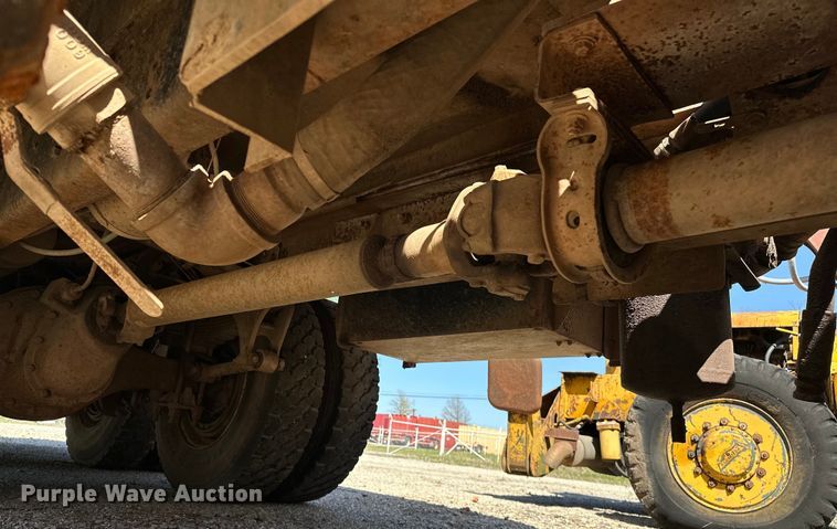 image for item OM9484 1991 Freightliner  FLD112 vacuum truck