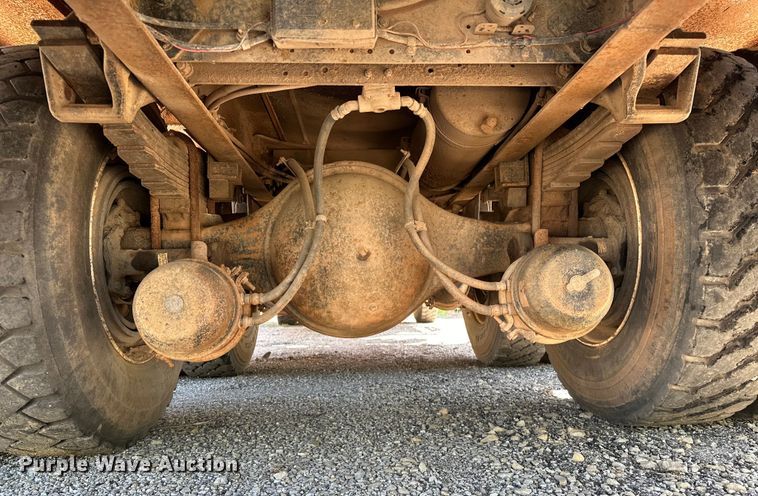 image for item OM9484 1991 Freightliner  FLD112 vacuum truck