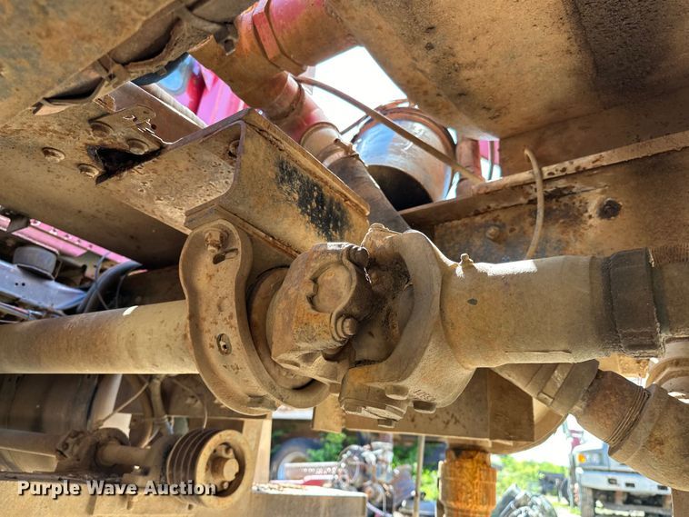 image for item OM9484 1991 Freightliner  FLD112 vacuum truck