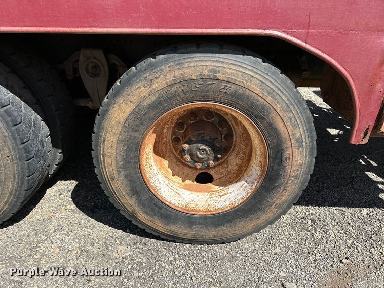 image for item OM9484 1991 Freightliner  FLD112 vacuum truck