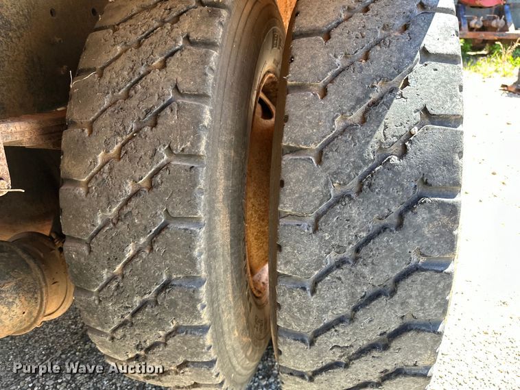 image for item OM9484 1991 Freightliner  FLD112 vacuum truck