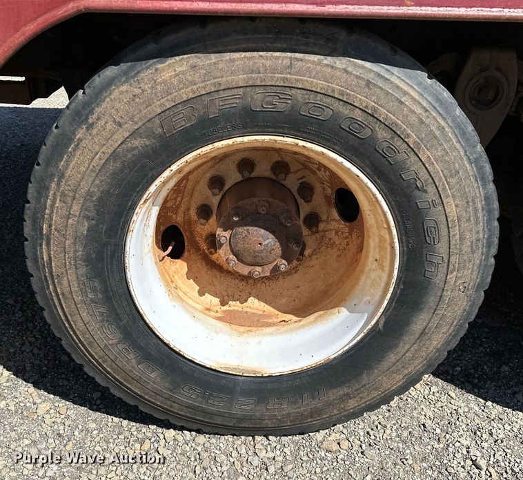 image for item OM9484 1991 Freightliner  FLD112 vacuum truck