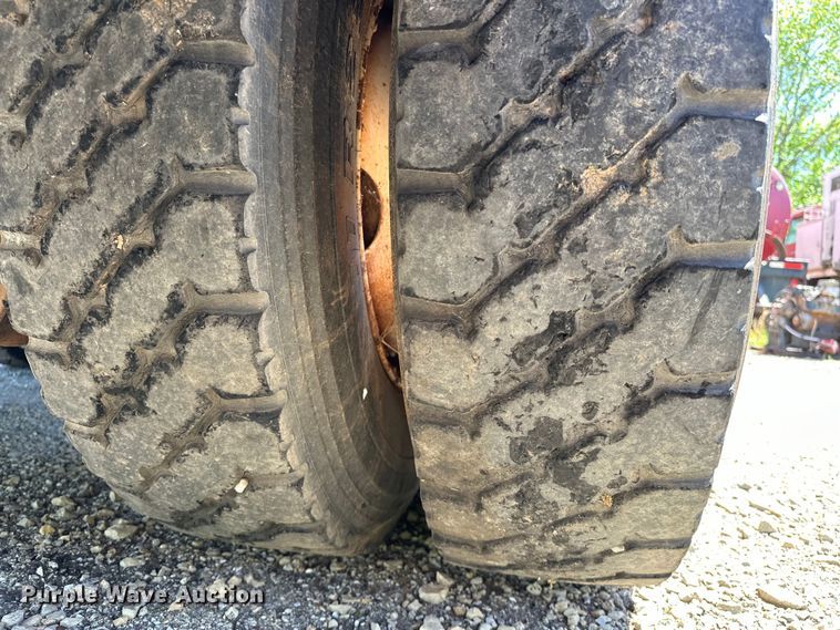 image for item OM9484 1991 Freightliner  FLD112 vacuum truck