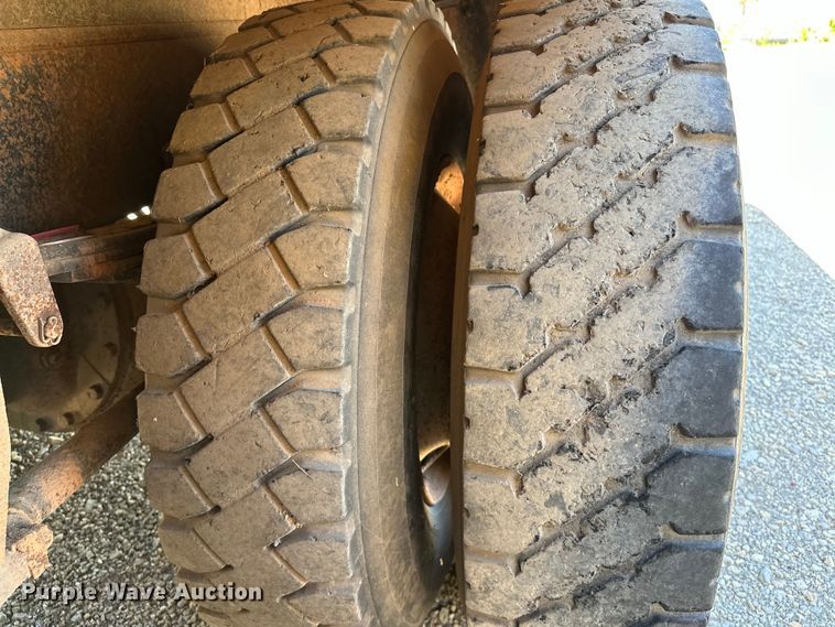 image for item OM9484 1991 Freightliner  FLD112 vacuum truck