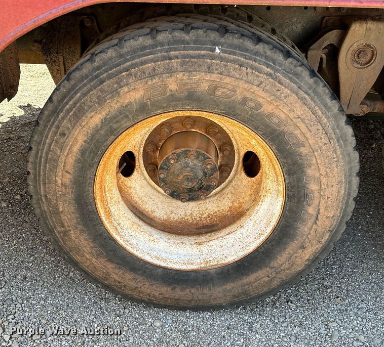 image for item OM9484 1991 Freightliner  FLD112 vacuum truck