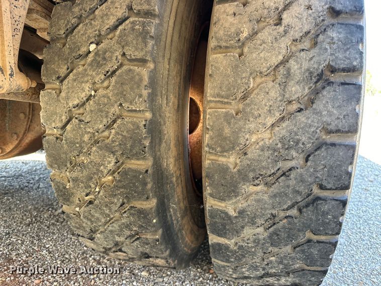 image for item OM9484 1991 Freightliner  FLD112 vacuum truck