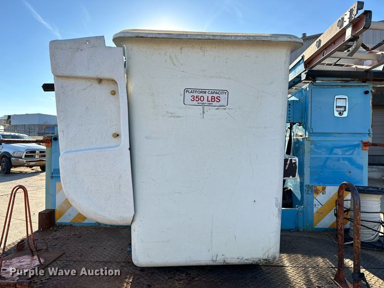 image for item OM9861 2011 Ford  F550 Super Duty XL bucket truck