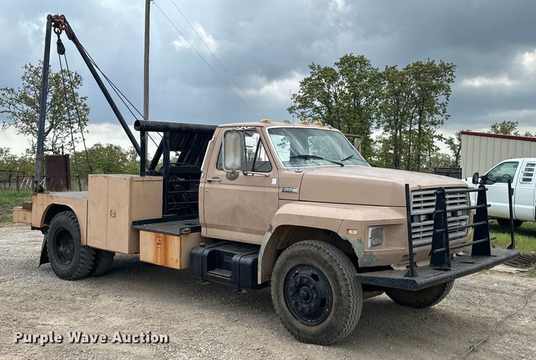 image for item OM9978 1984 Ford F700 winch truck