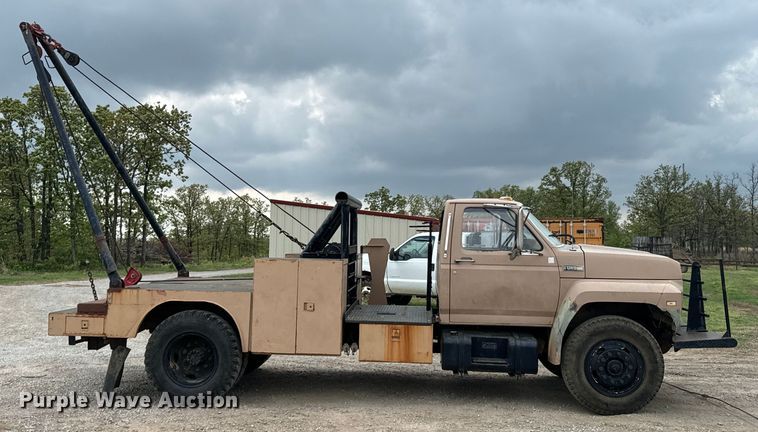 image for item OM9978 1984 Ford F700 winch truck
