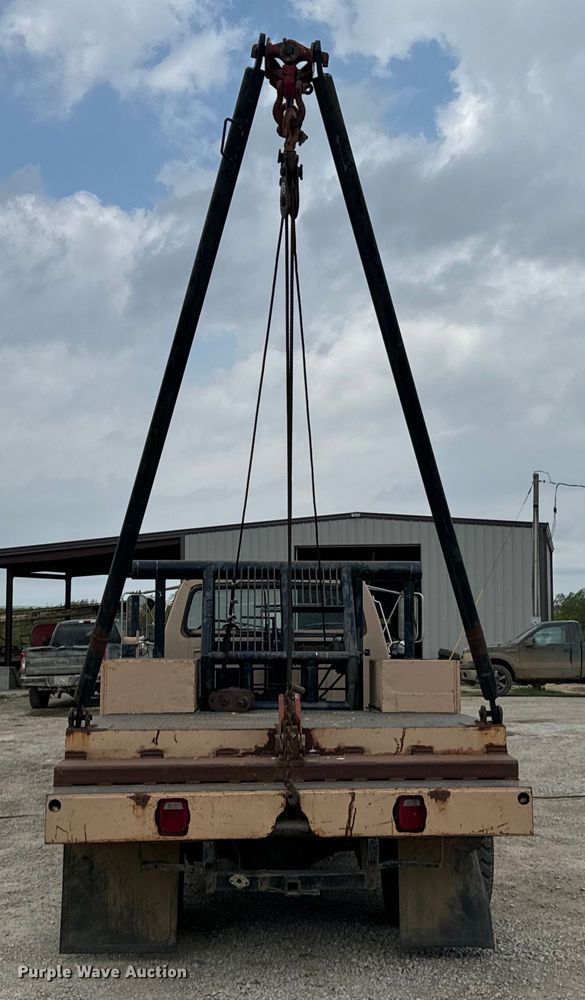 image for item OM9978 1984 Ford F700 winch truck