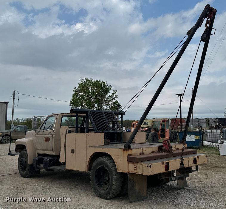 image for item OM9978 1984 Ford F700 winch truck