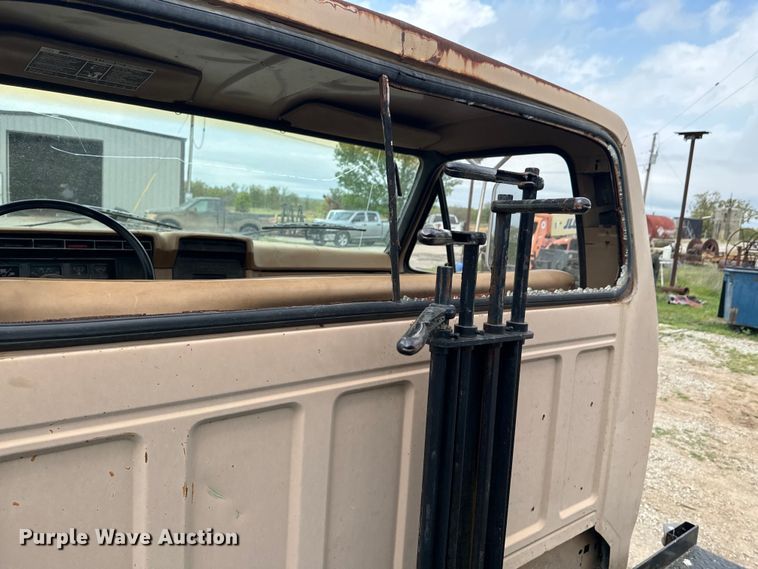 image for item OM9978 1984 Ford F700 winch truck