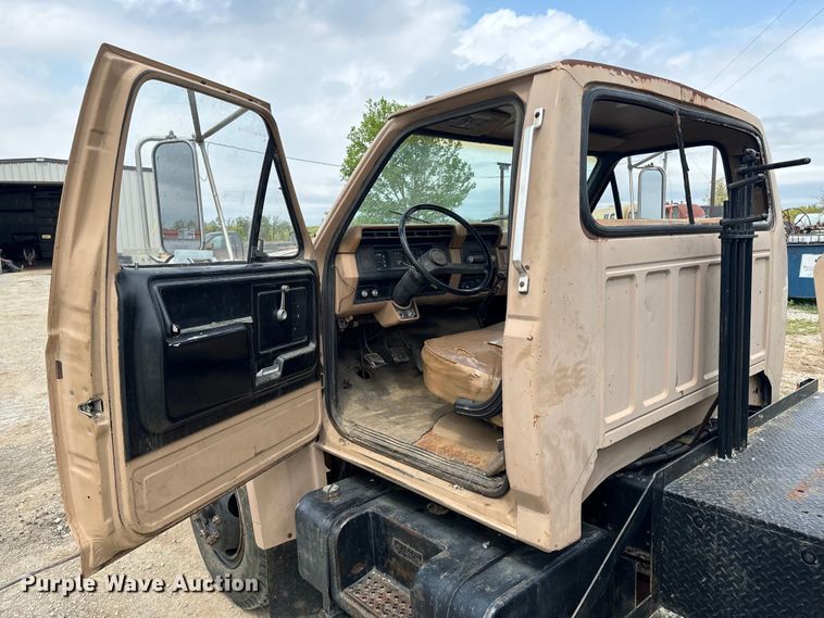 image for item OM9978 1984 Ford F700 winch truck