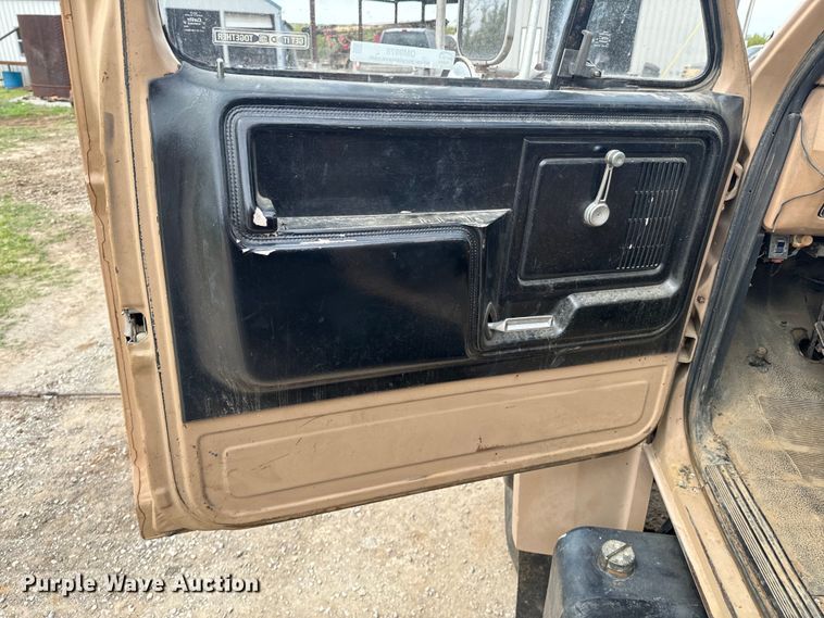 image for item OM9978 1984 Ford F700 winch truck