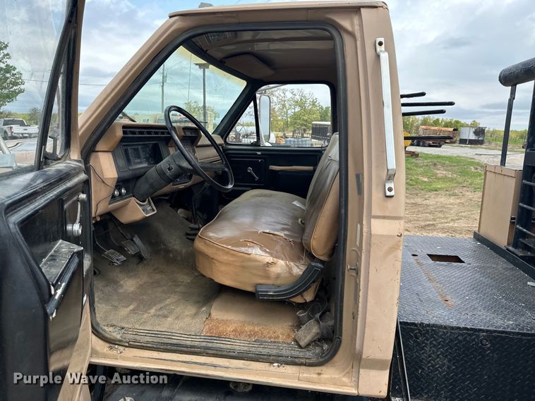image for item OM9978 1984 Ford F700 winch truck
