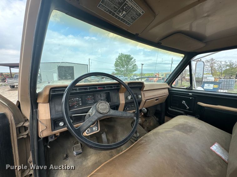 image for item OM9978 1984 Ford F700 winch truck