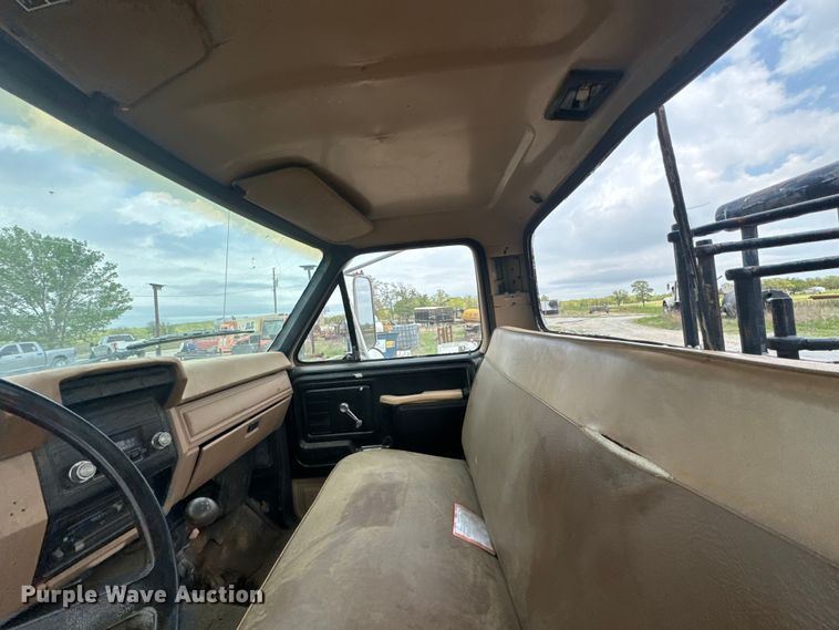 image for item OM9978 1984 Ford F700 winch truck