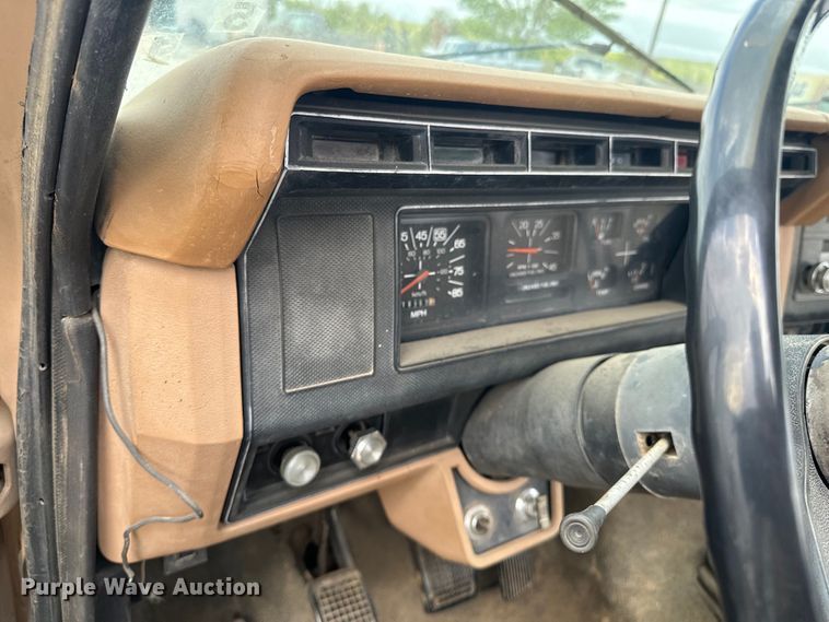 image for item OM9978 1984 Ford F700 winch truck