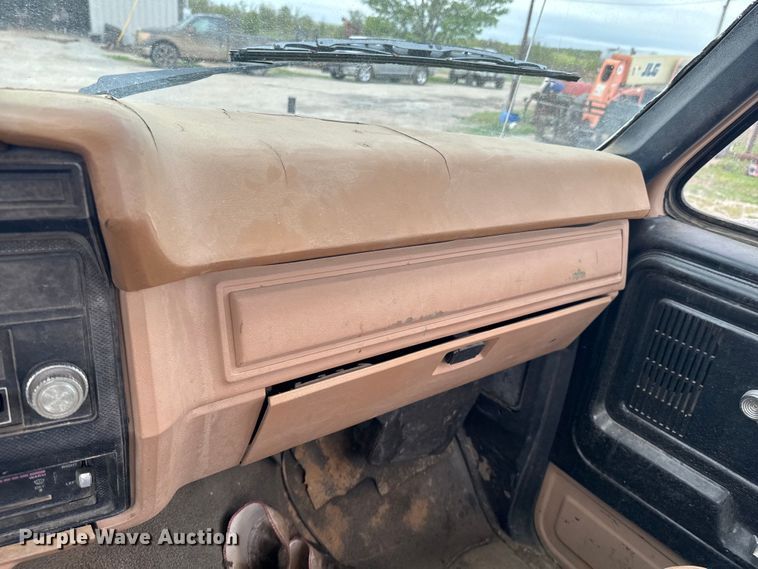 image for item OM9978 1984 Ford F700 winch truck